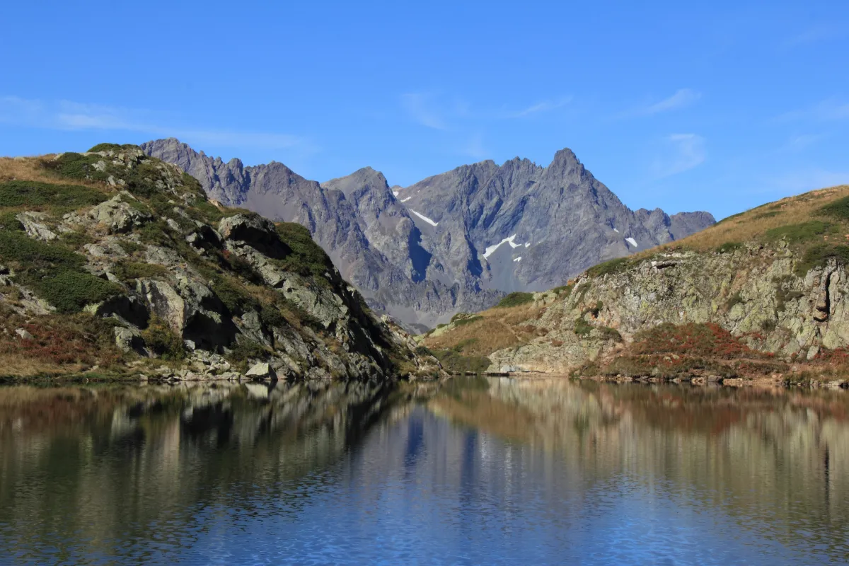10 km de randonnée au coeur du massif de Belledonne pour découvrir pas moins de 7 lacs et des paysages à couper le souffle