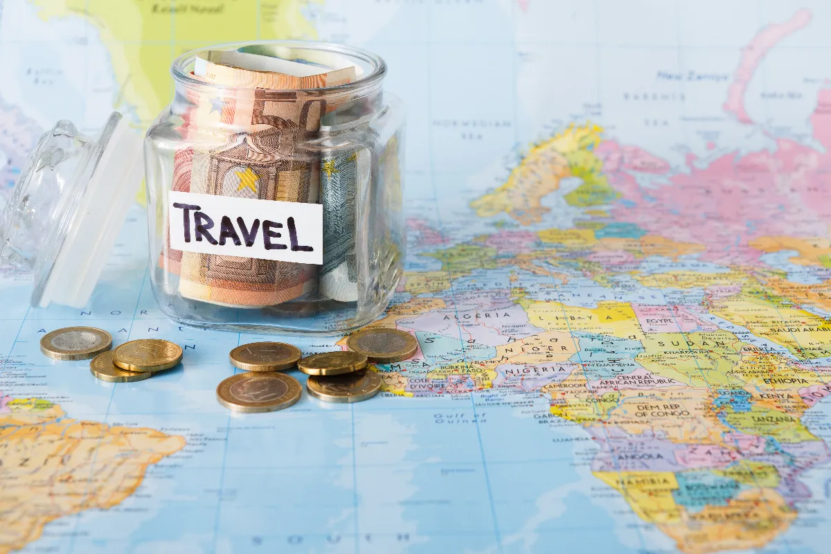 8 astuces pour voyager autour du monde avec un budget réduit : voici comment optimiser réduire vos dépenses