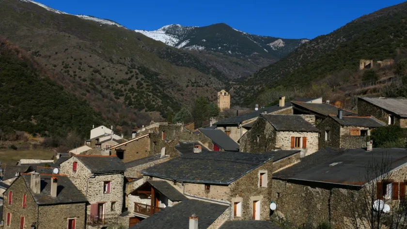 a-1250-metres-daltitude-decouvrez-la-beaute-de-ce-petit-village-des-pyrenees-orientales