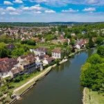 a-moins-d1h-de-paris-decouvrez-ce-joli-petit-village-fleuri-et-son-patrimoine-medieval-parfaitement-preserve