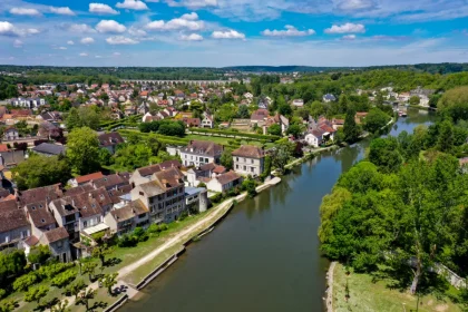 a-moins-d1h-de-paris-decouvrez-ce-joli-petit-village-fleuri-et-son-patrimoine-medieval-parfaitement-preserve