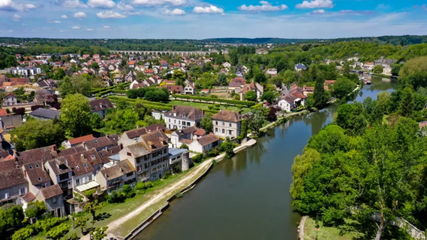a-moins-d1h-de-paris-decouvrez-ce-joli-petit-village-fleuri-et-son-patrimoine-medieval-parfaitement-preserve