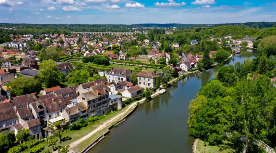 a-moins-d1h-de-paris-decouvrez-ce-joli-petit-village-fleuri-et-son-patrimoine-medieval-parfaitement-preserve