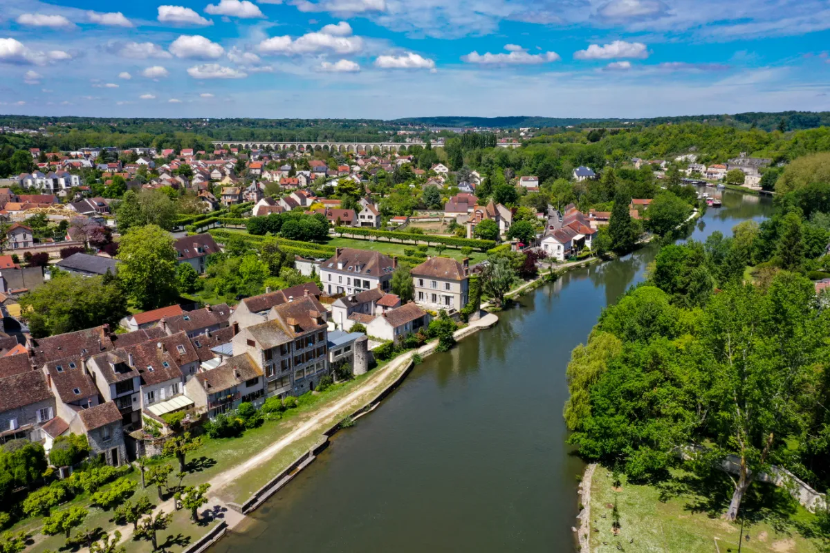 A moins d&rsquo;1h de Paris, découvrez ce joli petit village fleuri et son patrimoine médiéval parfaitement préservé