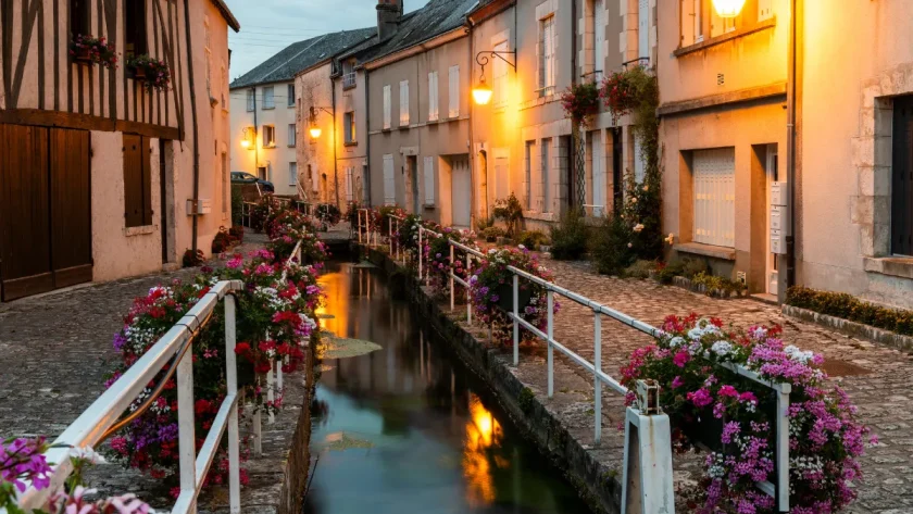 a-moins-de-2h-de-paris-cette-cite-medievale-vaut-le-detour-decouvrez-tout-le-patrimoine-historique-de-ce-village-unique