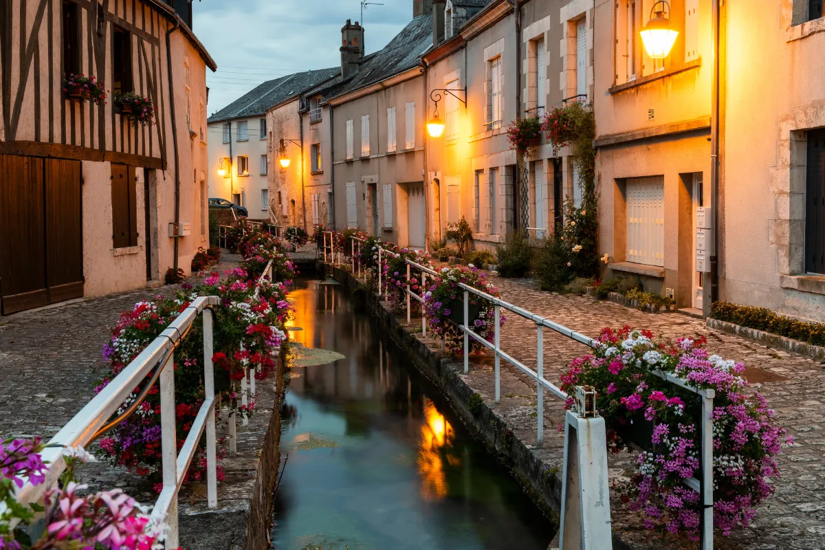 A moins de 2h de Paris, cette cité médiévale vaut le détour : découvrez tout le patrimoine historique de ce village unique