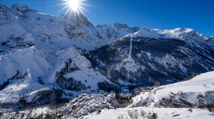 a-plus-de-3000-metres-daltitude-ce-village-est-le-paradis-du-ski-hors-piste-en-france-et-meme-en-europe