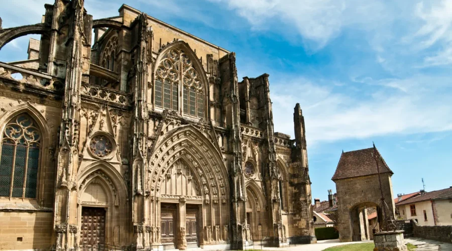 a-quelques-kilometres-de-lyon-cette-cite-medievale-fait-partie-des-plus-beaux-villages-de-france-decouvrez-ce-lieu-unique