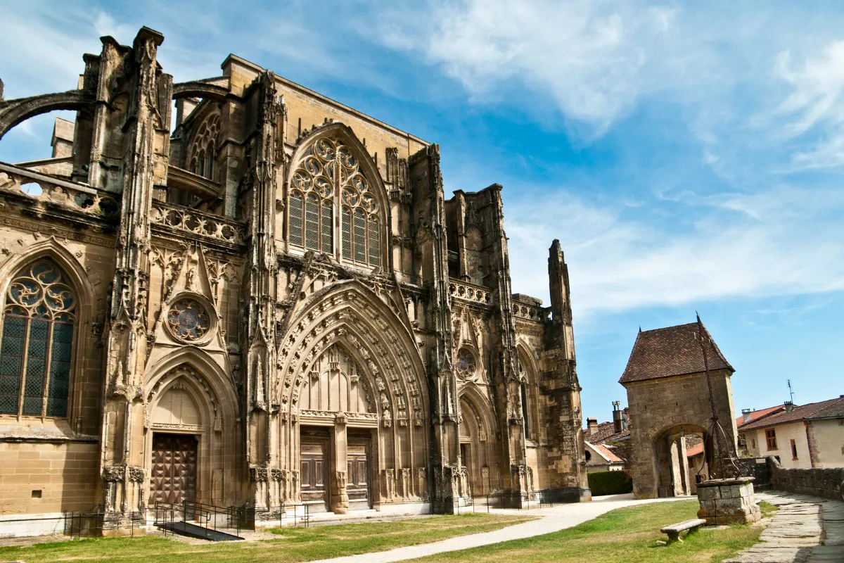 A quelques kilomètres de Lyon, cette cité médiévale fait partie des plus beaux villages de France : découvrez ce lieu unique