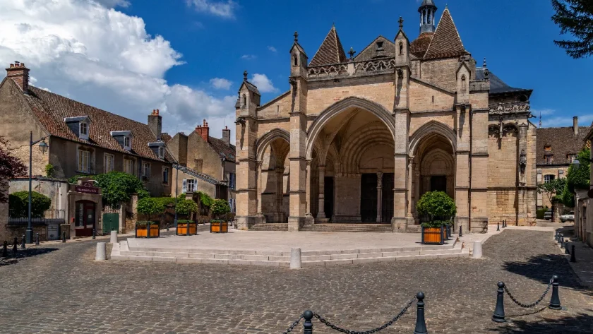 au-coeur-de-la-bourgogne-cette-petite-ville-dispose-dun-patrimoine-historique-incroyable-decouvrez-laquelle