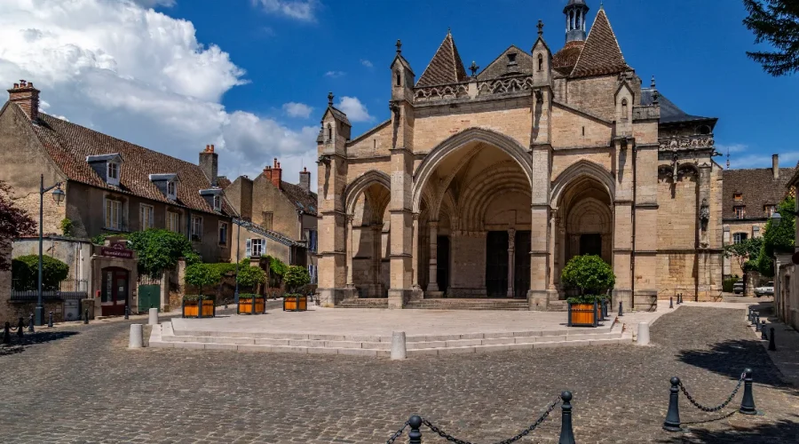au-coeur-de-la-bourgogne-cette-petite-ville-dispose-dun-patrimoine-historique-incroyable-decouvrez-laquelle