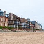 au-coeur-de-la-normandie-bordee-par-les-collines-et-la-mer-ce-village-est-une-perle-rare-a-decouvrir-absolument