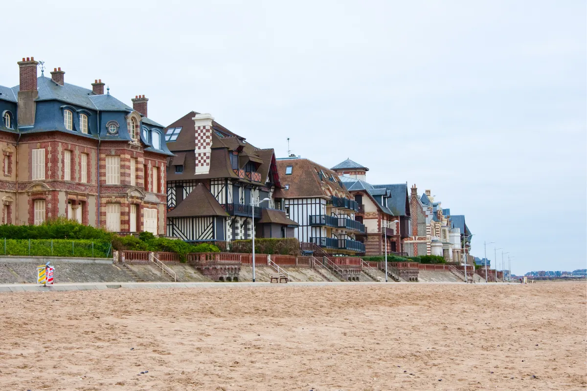 Au coeur de la Normandie, bordée par les collines et la mer, ce village est une perle rare à découvrir absolument !