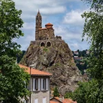 au-coeur-de-la-region-auvergne-rhone-alpes-cette-petite-ville-attire-de-plus-en-plus-les-touristes-du-monde-entier-voici-laquelle