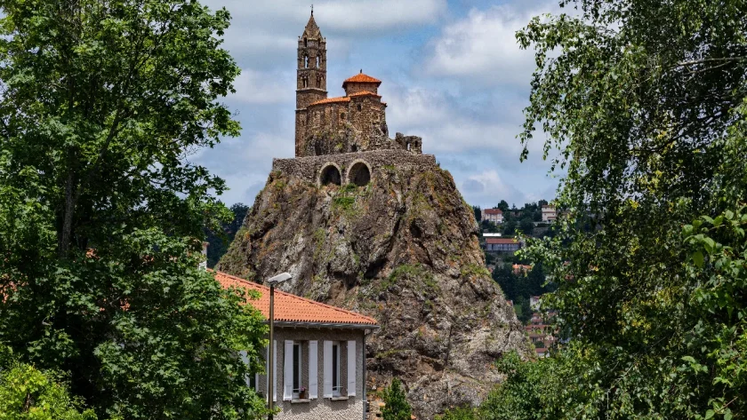 au-coeur-de-la-region-auvergne-rhone-alpes-cette-petite-ville-attire-de-plus-en-plus-les-touristes-du-monde-entier-voici-laquelle