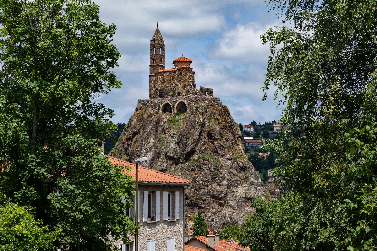 Au coeur de la région Auvergne-Rhône-Alpes, cette petite ville attire de plus en plus les touristes du monde entier : voici laquelle