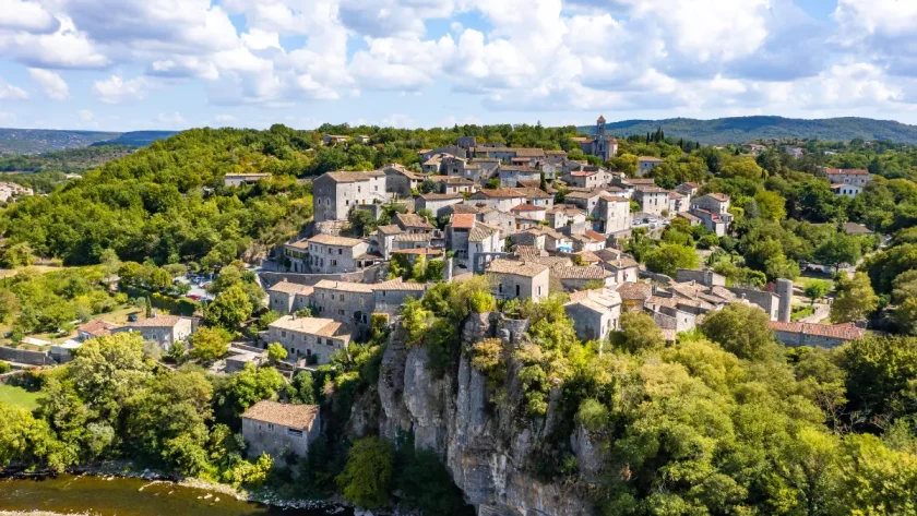 au-coeur-de-lardeche-ce-charmant-petit-village-vaut-absolument-le-detour-voici-ou-decouvrir-cette-pepite