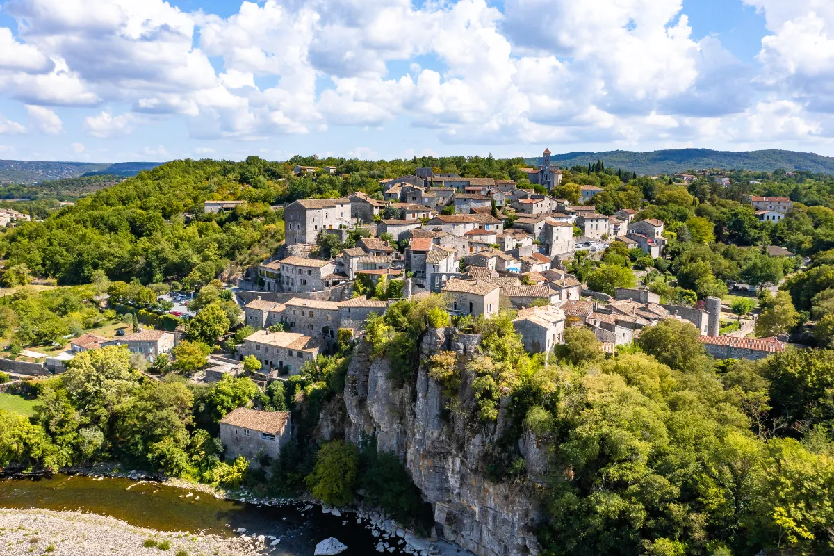 Au coeur de l’Ardèche, ce charmant petit village vaut absolument le détour : voici où découvrir cette pépite !