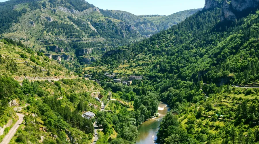 au-coeur-des-gorges-du-tarn-cette-petite-cite-medievale-vaut-le-detour-voici-ou-decouvrir-ce-lieu-magique