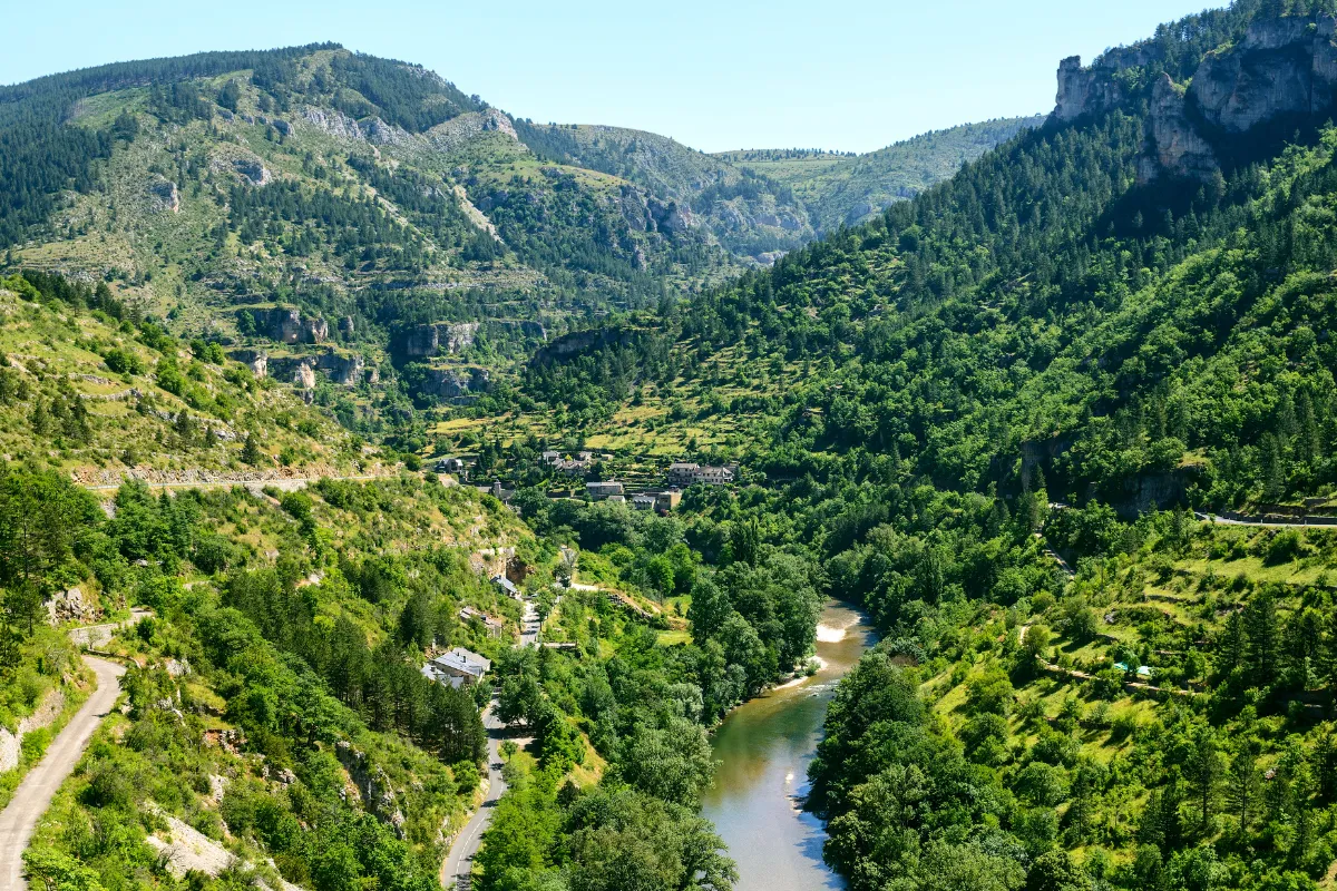 au-coeur-des-gorges-du-tarn-cette-petite-cite-medievale-vaut-le-detour-voici-ou-decouvrir-ce-lieu-magique