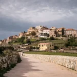 au-coeur-des-montagnes-corses-ce-village-medieval-dispose-dun-patrimoine-historique-incroyable-a-decouvrir-a-500-metres-daltitude