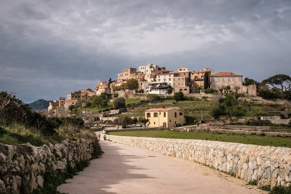 Au coeur des montagnes corses, ce village médiéval dispose d&rsquo;un patrimoine historique incroyable : à découvrir à 500 mètres d&rsquo;altitude