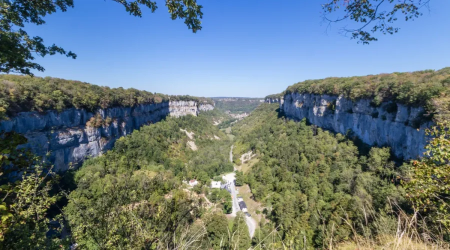 au-coeur-dune-vallee-naturelle-incroyable-decouvrez-lun-des-plus-beaux-village-de-france-dans-le-jura
