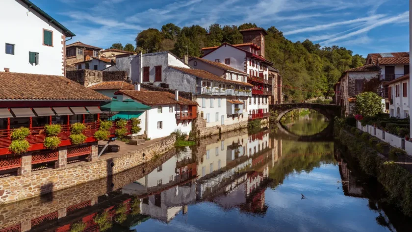 au-pays-basque-cette-ville-est-le-lieu-ideal-pour-une-retraite-calme-et-relaxante-voici-laquelle