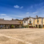 avec-plus-de-30-monuments-historiques-classes-ce-petit-village-dispose-dun-patrimoine-exceptionnel-voici-lequel