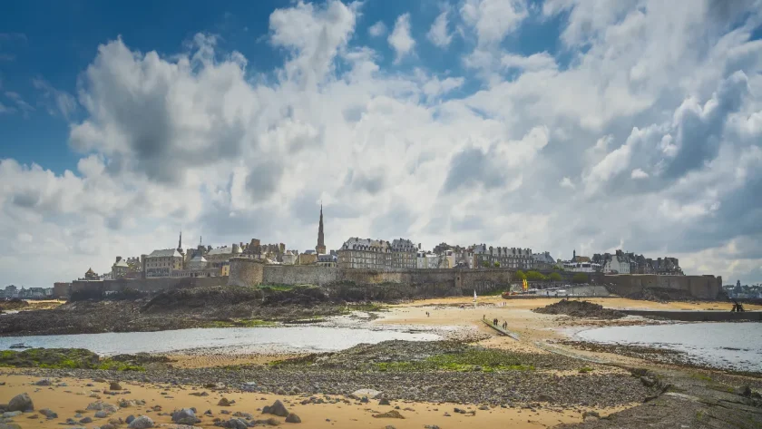 avec-ses-paysages-de-reve-et-son-patrimoine-historique-cette-region-francaise-attire-de-plus-en-plus-de-touristes-chaque-annee