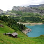 avec-ses-reflets-emeraude-ce-lac-niche-au-coeur-de-la-savoie-a-ete-classe-reserve-naturelle-voici-ou-decouvrir-ce-joyau
