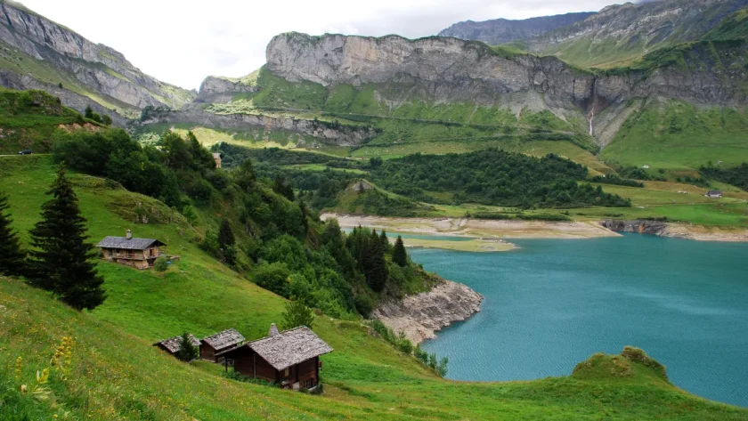 avec-ses-reflets-emeraude-ce-lac-niche-au-coeur-de-la-savoie-a-ete-classe-reserve-naturelle-voici-ou-decouvrir-ce-joyau