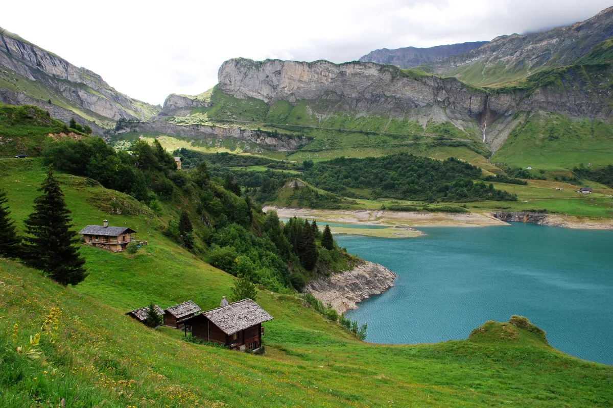 Avec ses reflets émeraude, ce lac niché au coeur de la Savoie a été classé réserve naturelle : voici où découvrir ce joyau