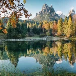 avec-son-eau-turquoise-et-ses-sommets-incroyables-ce-lac-meconnu-dans-les-dolomites-est-une-veritable-perle-naturelle