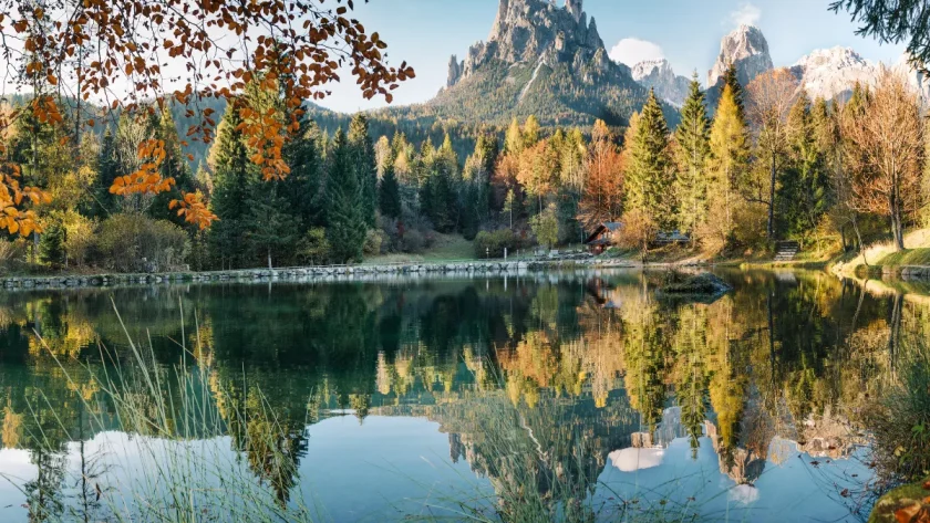 avec-son-eau-turquoise-et-ses-sommets-incroyables-ce-lac-meconnu-dans-les-dolomites-est-une-veritable-perle-naturelle