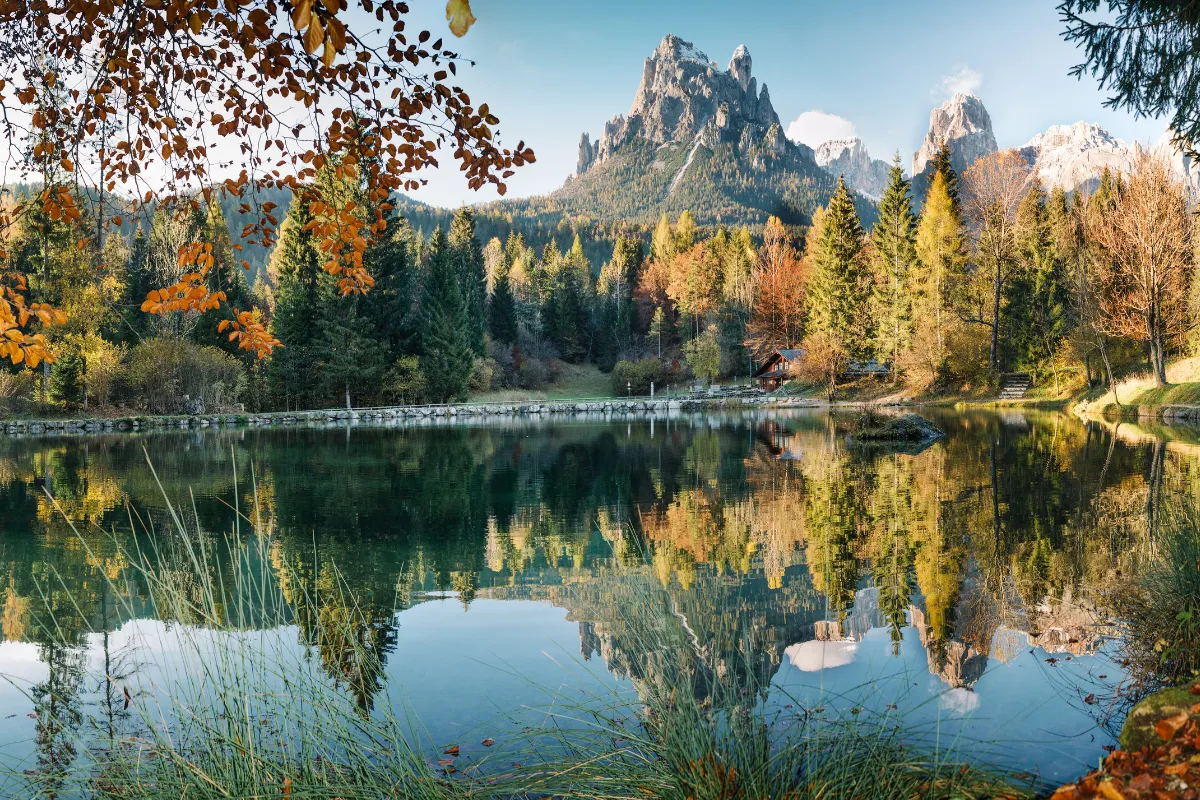 Avec son eau turquoise et ses sommets incroyables, ce lac méconnu dans les Dolomites est une véritable perle naturelle