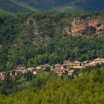 cache-dans-la-nature-ce-petit-village-medieval-du-tarn-est-un-secret-encore-bien-garde-des-touristes-voici-lequel