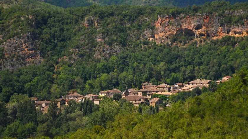 cache-dans-la-nature-ce-petit-village-medieval-du-tarn-est-un-secret-encore-bien-garde-des-touristes-voici-lequel