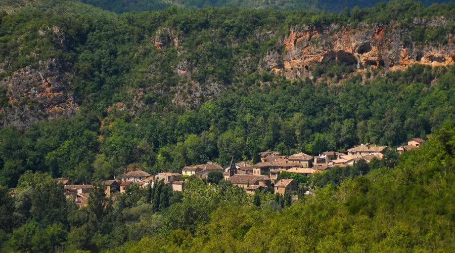 cache-dans-la-nature-ce-petit-village-medieval-du-tarn-est-un-secret-encore-bien-garde-des-touristes-voici-lequel