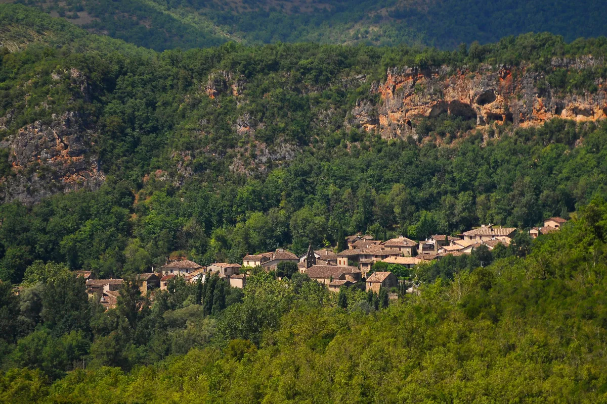 Caché dans la nature, ce petit village médiéval du Tarn est un secret encore bien gardé des touristes : voici lequel