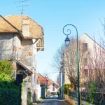 ce-petit-village-dartistes-a-moins-dune-heure-de-paris-vous-reserve-de-nombreux-secrets-decouvrez-lequel