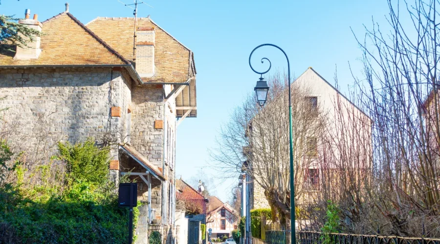 ce-petit-village-dartistes-a-moins-dune-heure-de-paris-vous-reserve-de-nombreux-secrets-decouvrez-lequel