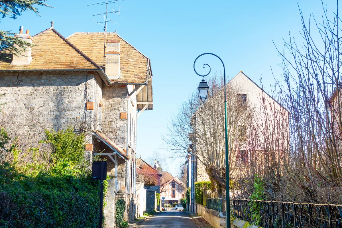 Ce petit village d&rsquo;artistes à moins d&rsquo;une heure de Paris vous réserve de nombreux secrets : découvrez lequel