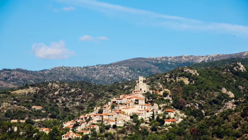 ce-petit-village-des-pyrenees-orientales-est-un-veritable-joyau-medieval-qui-vaut-le-decouvrir-voici-lequel