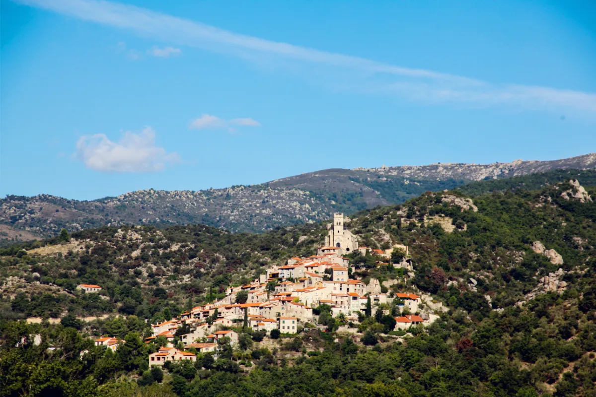 Ce petit village des Pyrénées-Orientales est un véritable joyau médiéval qui vaut le découvrir : voici lequel