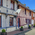 ce-village-medieval-de-normandie-encore-meconnu-des-touristes-est-un-veritable-petit-bijou-nhesitez-pas-a-faire-le-detour-par-ce-lieu-unique