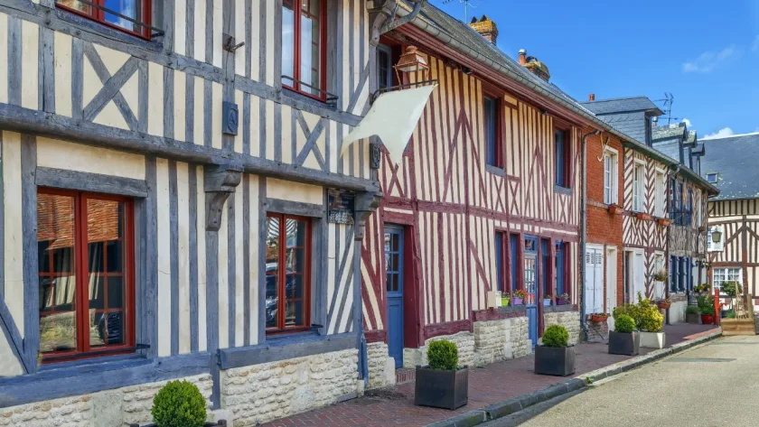 ce-village-medieval-de-normandie-encore-meconnu-des-touristes-est-un-veritable-petit-bijou-nhesitez-pas-a-faire-le-detour-par-ce-lieu-unique