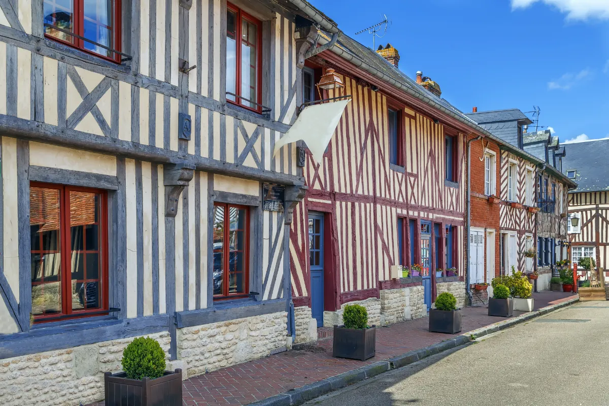 Ce village médiéval de Normandie encore méconnu des touristes est un véritable petit bijou : n&rsquo;hésitez pas à faire le détour par ce lieu unique