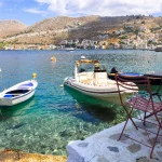 cette-petite-ile-grecque-aux-maisons-colorees-est-un-veritable-coin-de-paradis-decouvrez-ce-lieu-incroyable-pour-vos-prochaines-vacances
