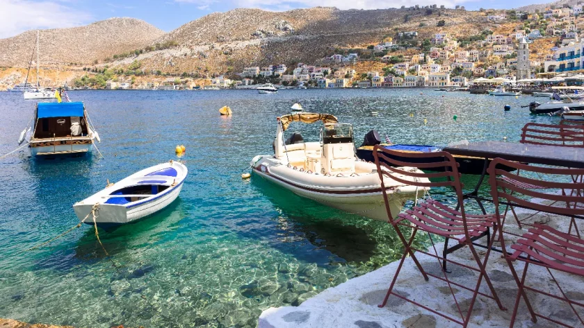 cette-petite-ile-grecque-aux-maisons-colorees-est-un-veritable-coin-de-paradis-decouvrez-ce-lieu-incroyable-pour-vos-prochaines-vacances